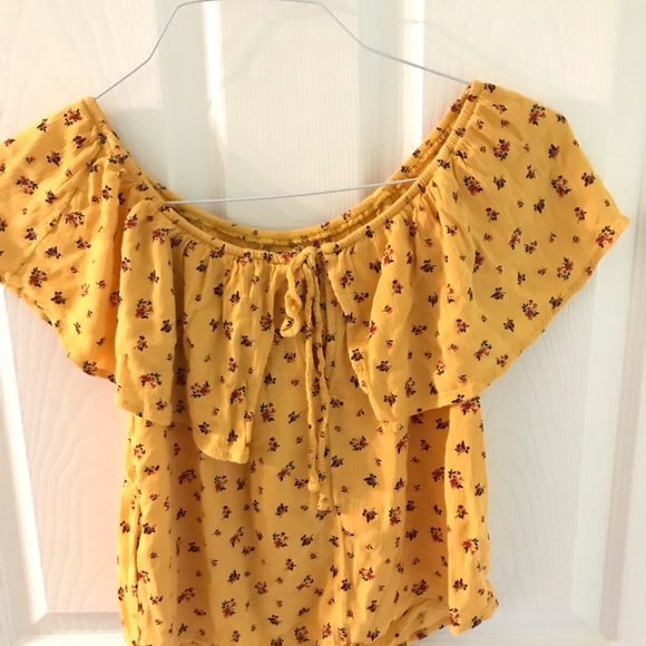 Yellow hollister shop - Picture 2 of 2